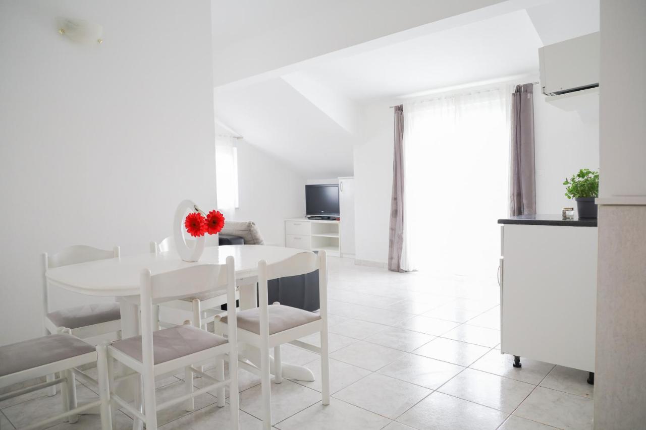 Zadar, The Florens - Near The With The New Pool & Garden, Bbq And Kids Playground
