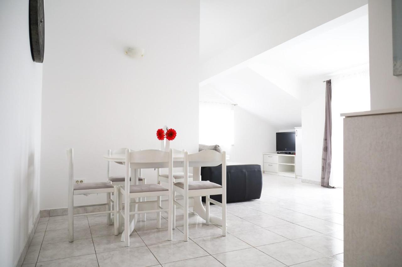 The Florens Near The With The Pool, Bbq And Kids Playground, Diklo Apartmán Zadar