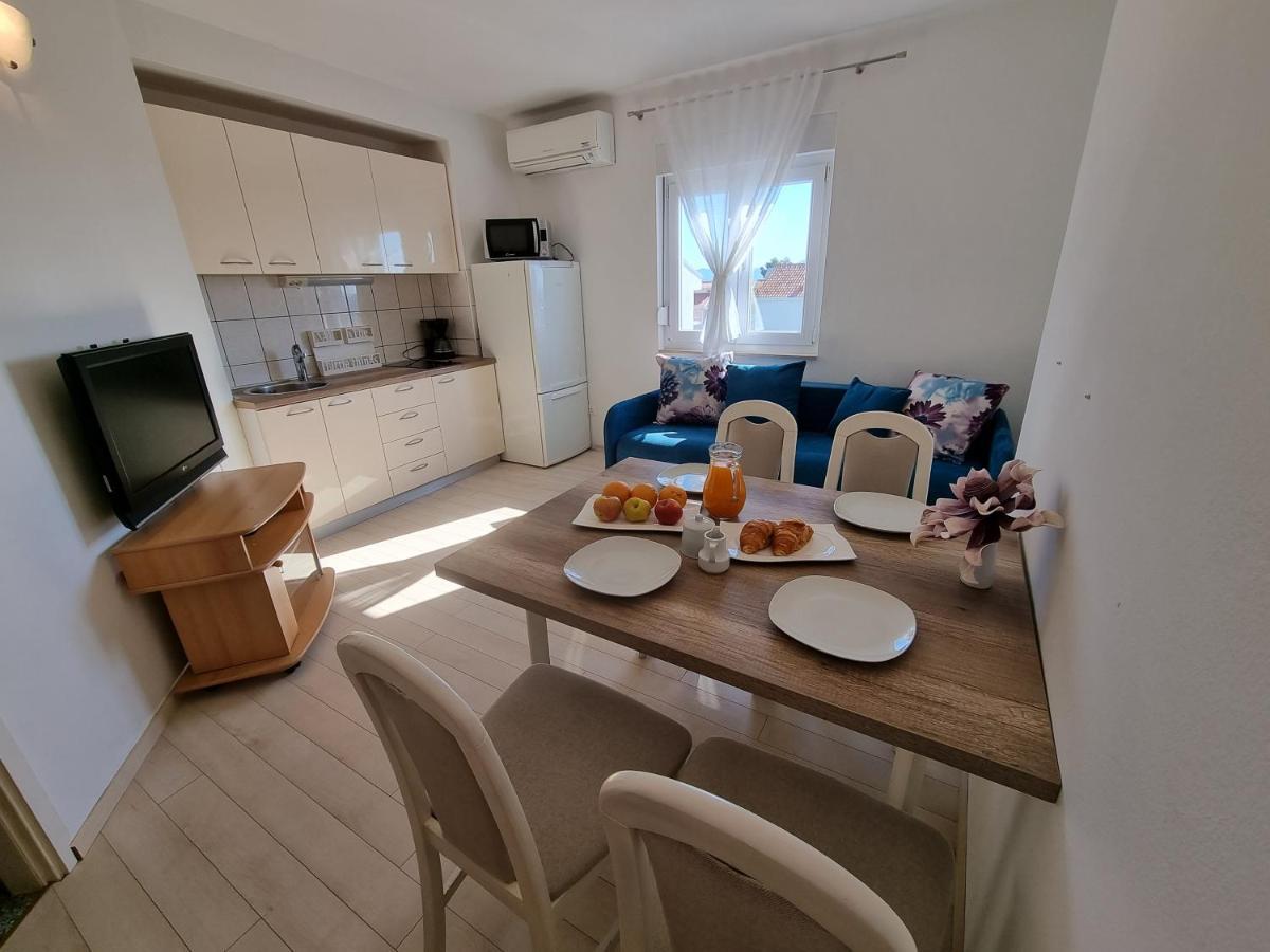 The Florens Near The With The Pool, Bbq And Kids Playground, Diklo Apartmán