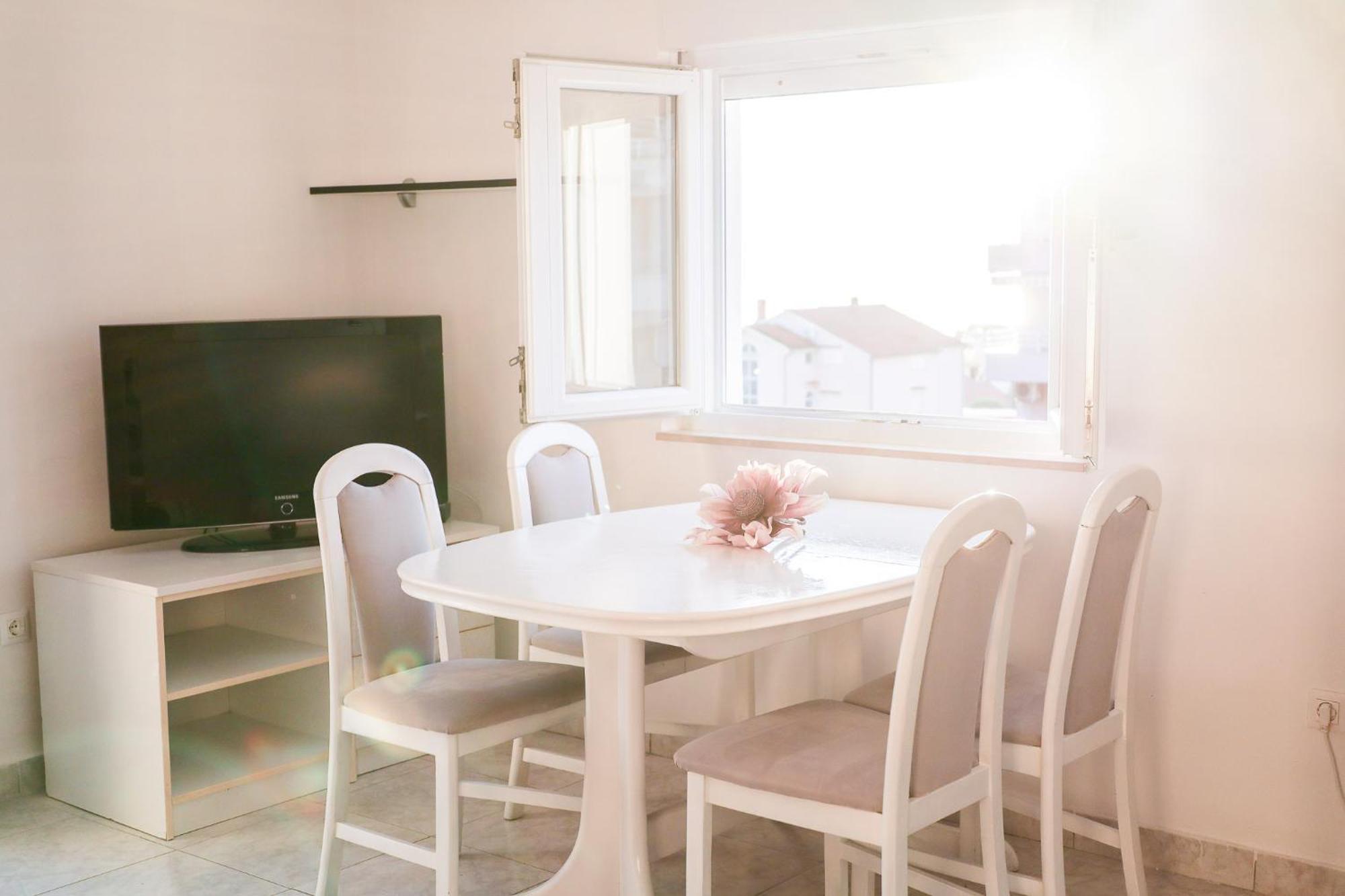 Apartmán The Florens Near The With The Pool, Bbq And Kids Playground, Diklo *